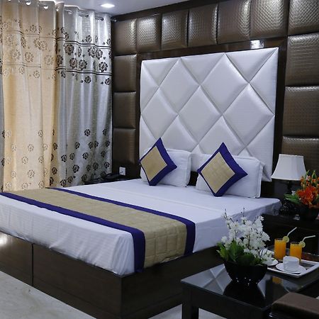Stay At Hotel Pride, Delhi, Near Karol Bagh Metro Kültér fotó