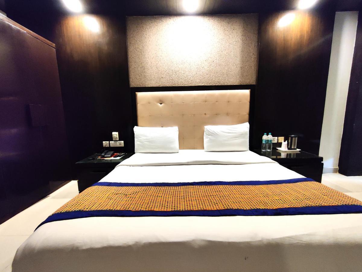 Stay At Hotel Pride, Delhi, Near Karol Bagh Metro Kültér fotó