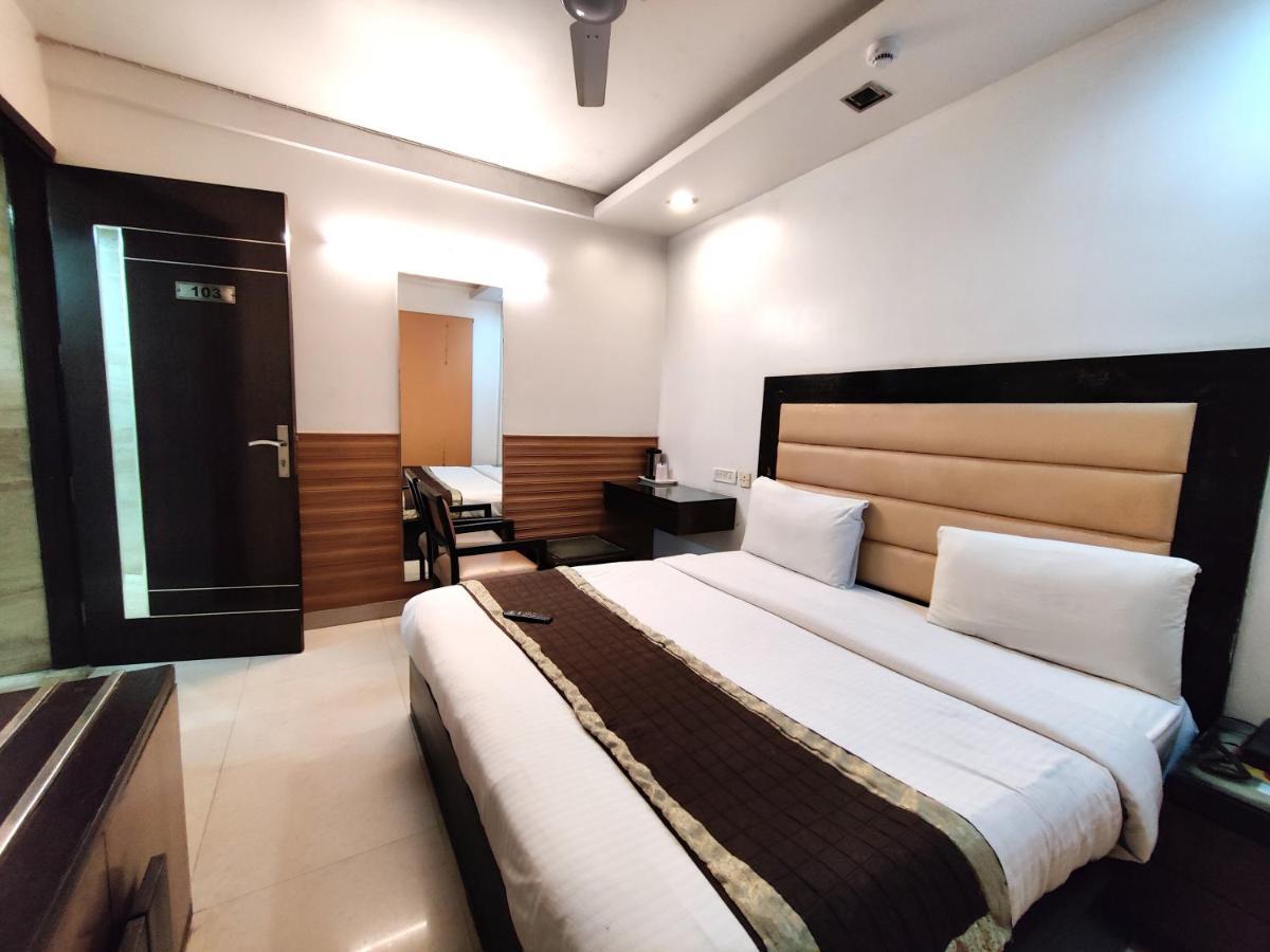Stay At Hotel Pride, Delhi, Near Karol Bagh Metro Kültér fotó