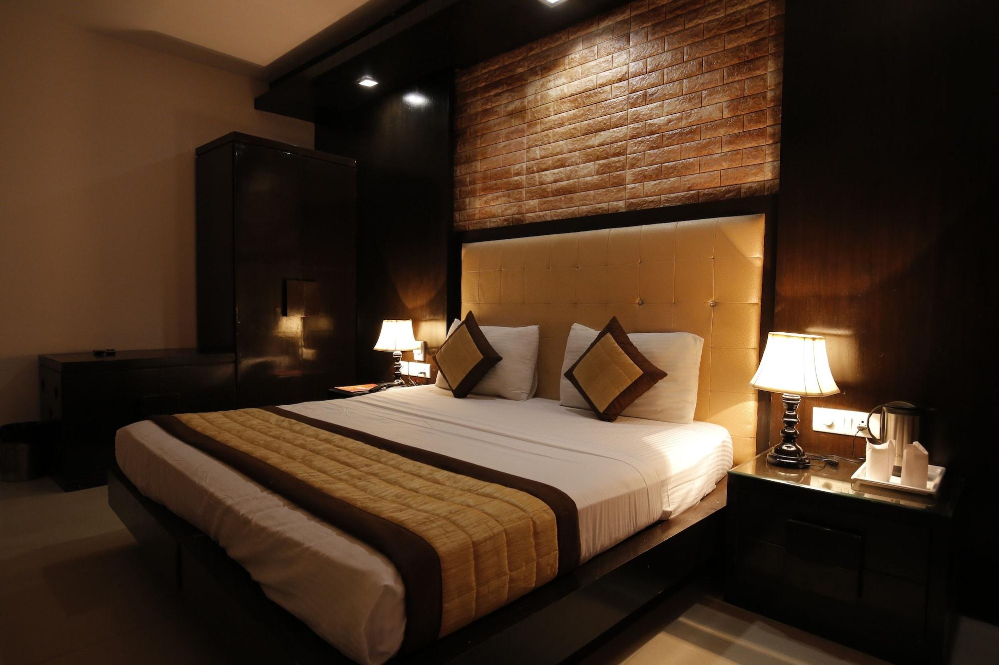 Stay At Hotel Pride, Delhi, Near Karol Bagh Metro Kültér fotó