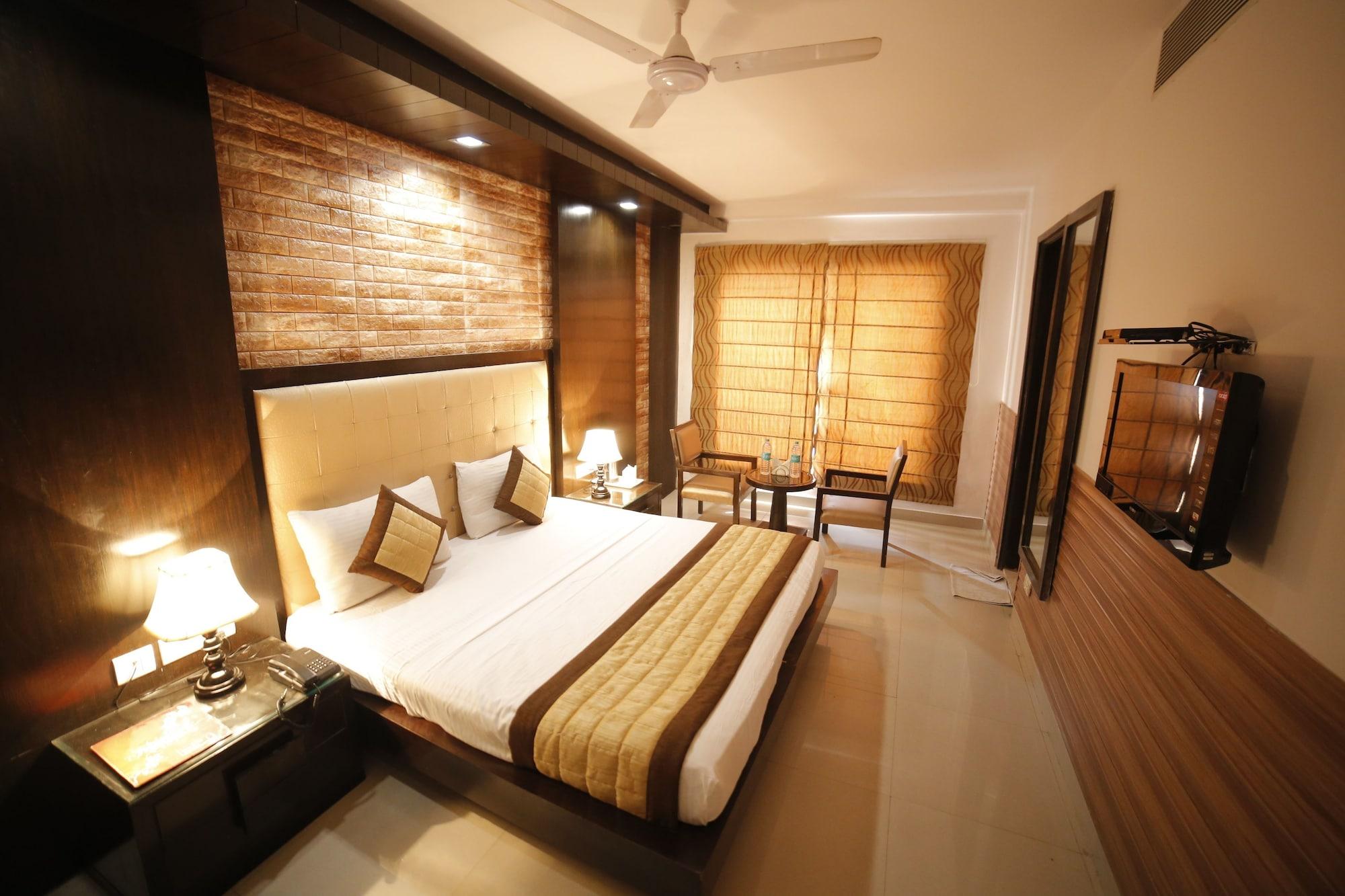 Stay At Hotel Pride, Delhi, Near Karol Bagh Metro Kültér fotó
