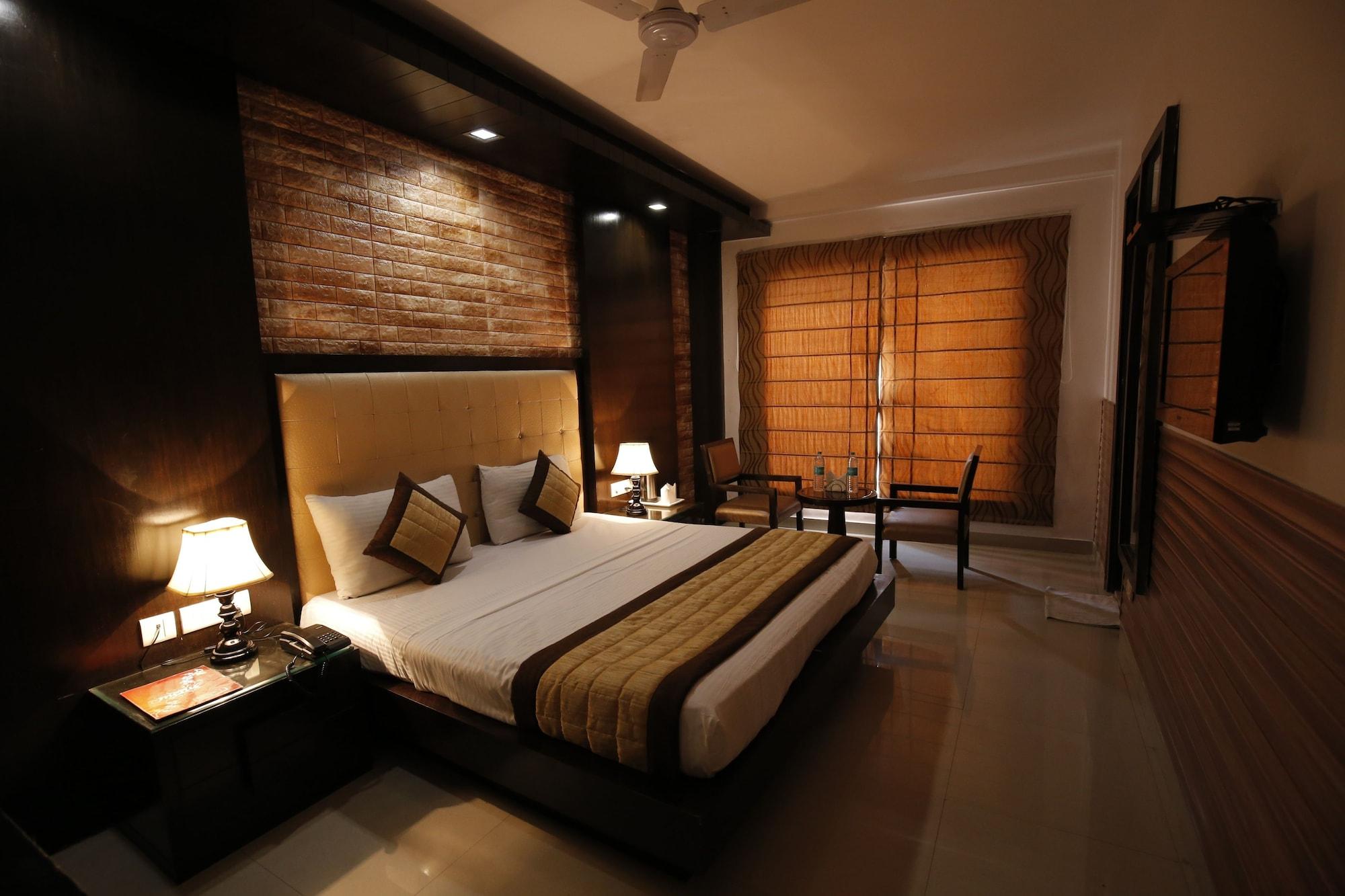 Stay At Hotel Pride, Delhi, Near Karol Bagh Metro Kültér fotó