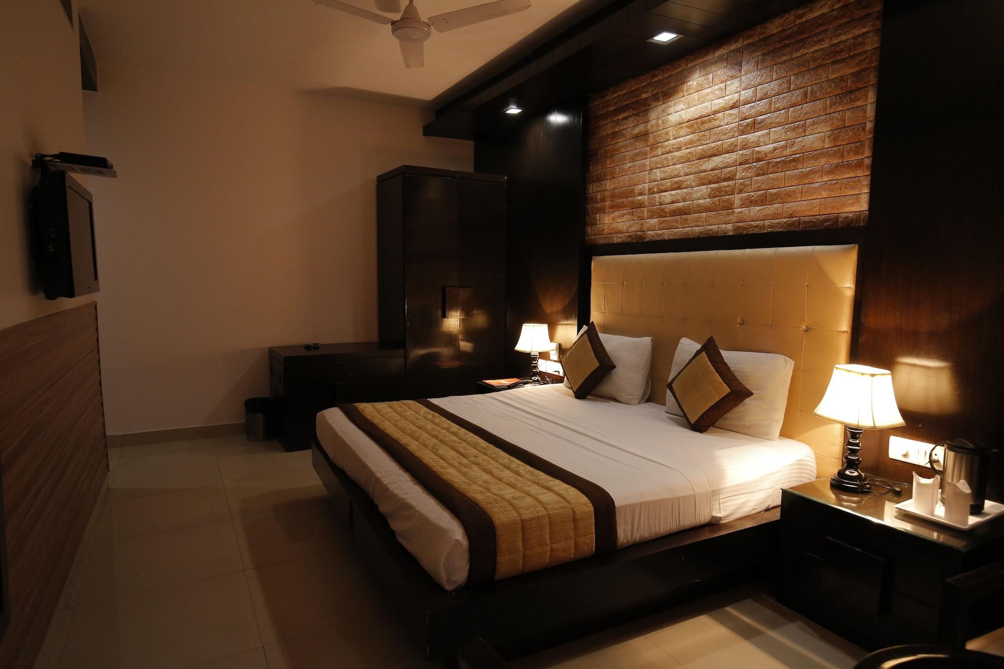 Stay At Hotel Pride, Delhi, Near Karol Bagh Metro Kültér fotó