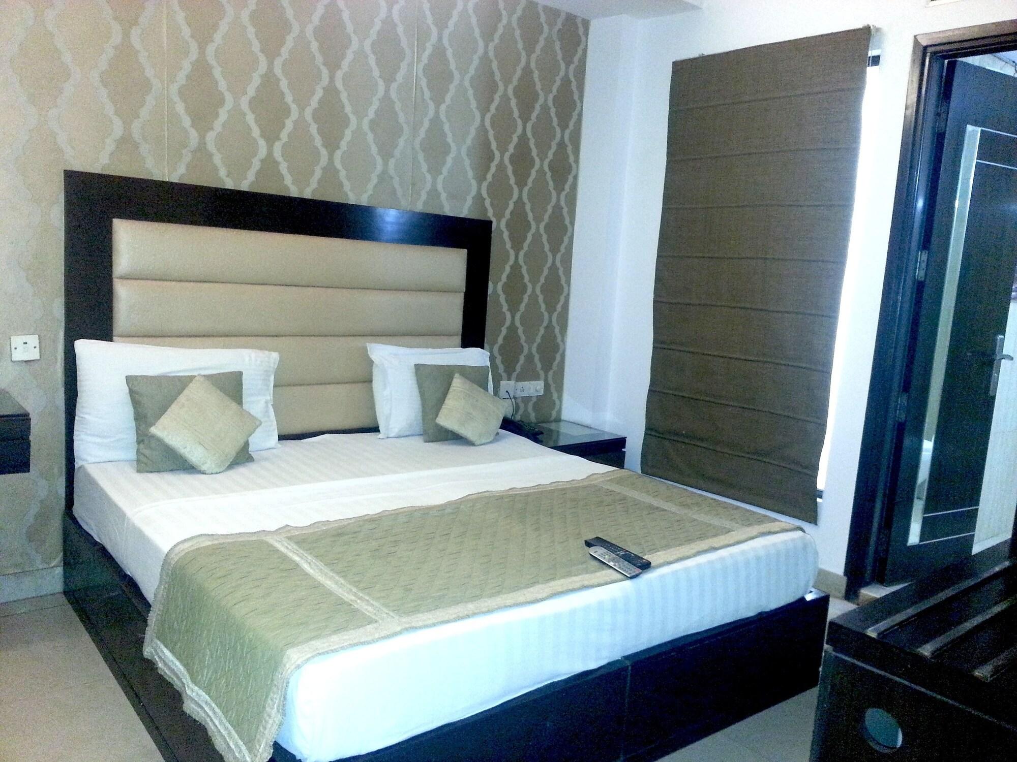Stay At Hotel Pride, Delhi, Near Karol Bagh Metro Kültér fotó