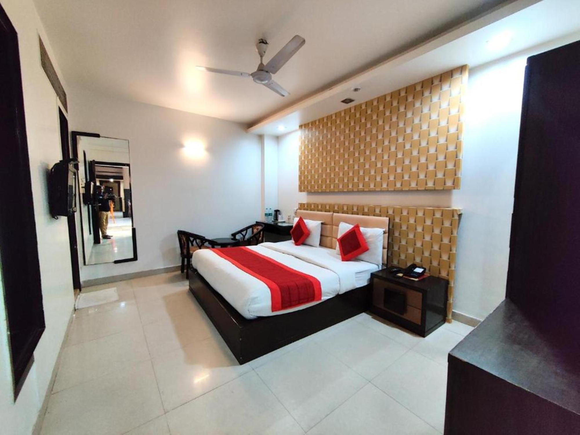 Stay At Hotel Pride, Delhi, Near Karol Bagh Metro Kültér fotó