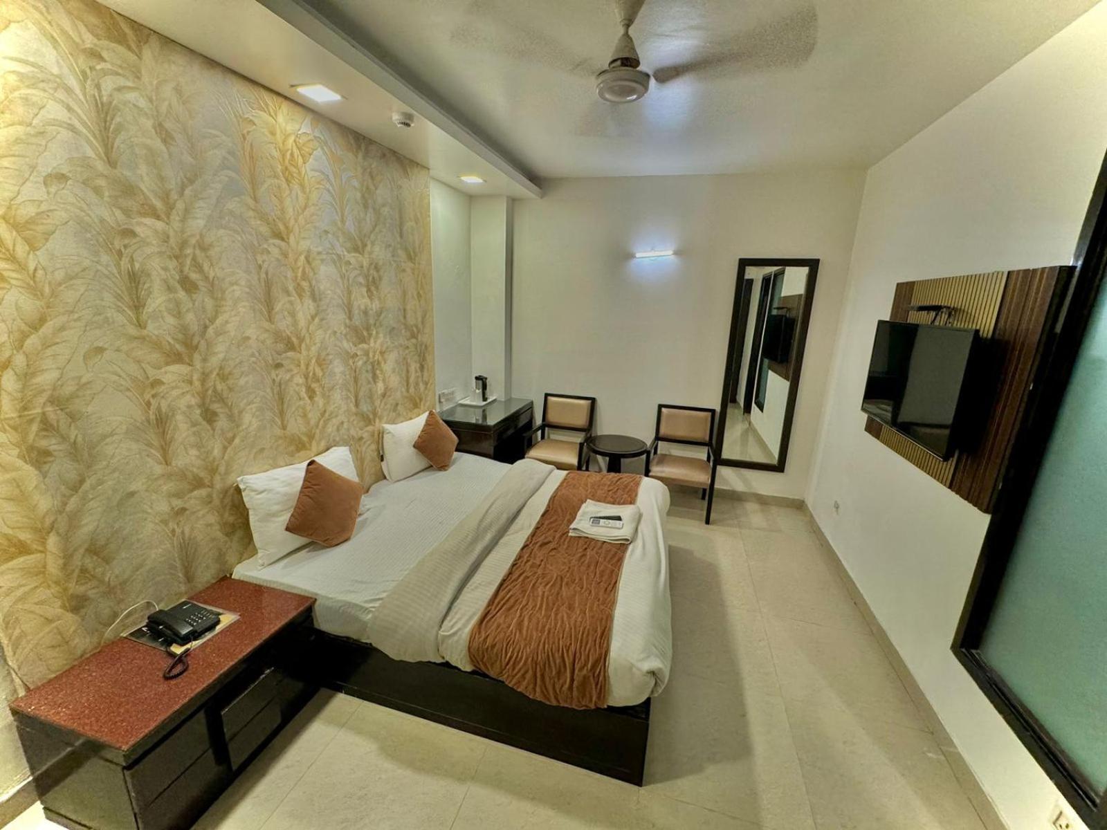 Stay At Hotel Pride, Delhi, Near Karol Bagh Metro Kültér fotó