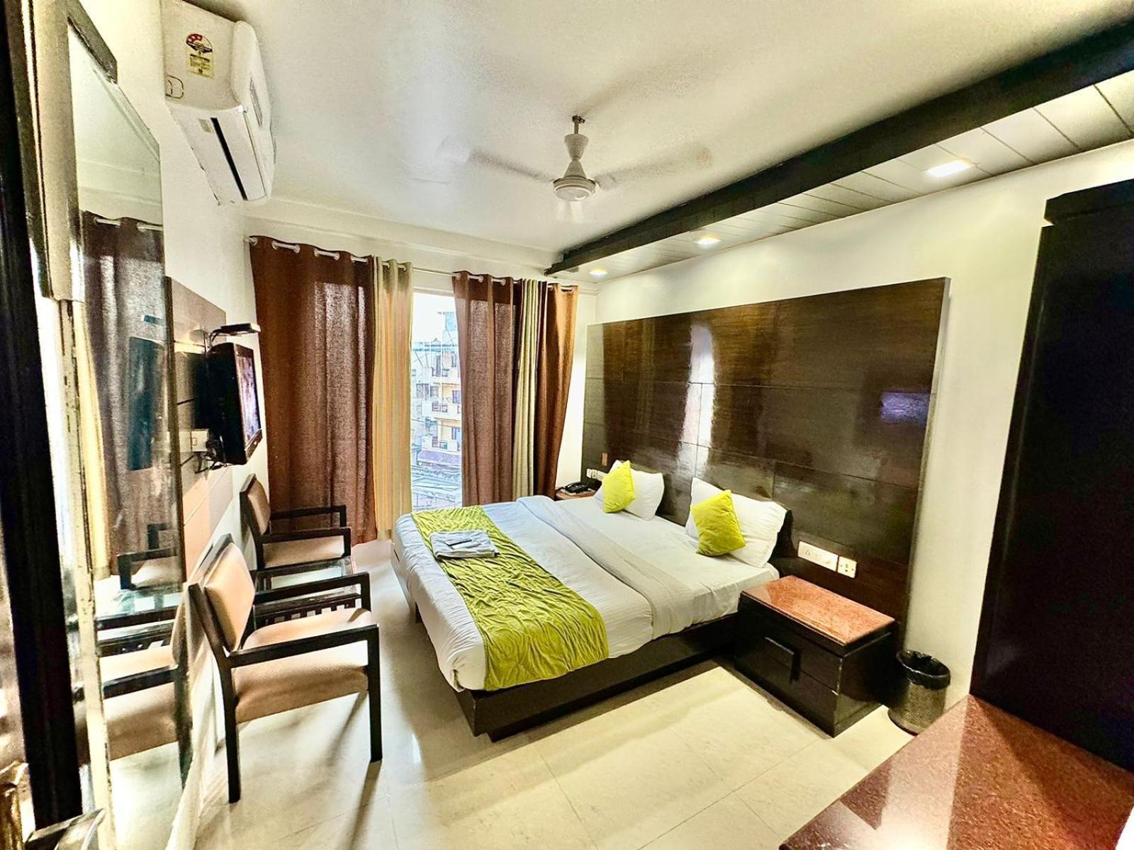 Stay At Hotel Pride, Delhi, Near Karol Bagh Metro Kültér fotó
